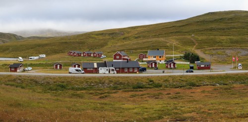 !Nordkapp-turister bruker Skarsvg som base for oppholdet p Magerya. 