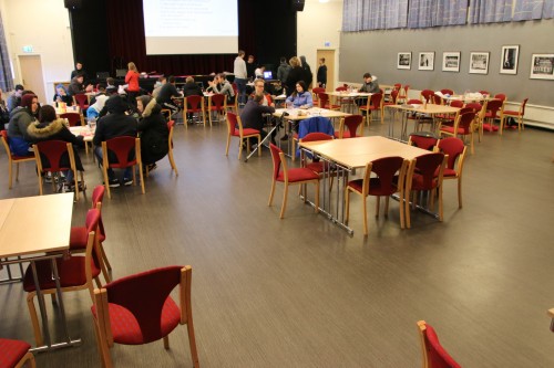!Elevene i gruppearbeid. 