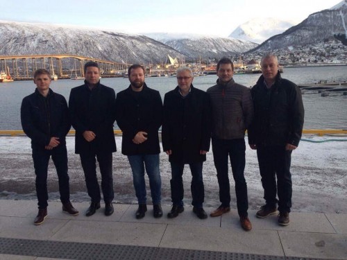 !N har vi ftt sjansen  anskaffe oss et skikkelig verkty, sier seksjonssjef i Fiskeridirektoratets overvkningstjeneste i region Nord, Rolf Harald Jensen. Her fra kontraktsignering i Troms. Fra venstre Saron Osmundsvg (Norwegian Rig Shuttle), Torbjrn Kolaas (Norwegian Rig Shuttle), Rolf Harald Jensen (Fiskeridirektoratet), Gunnar Trulssen (regiondirektr Nord - Fiskeridirektoratet), Kjetil Hantveit (Norwegian Rig Shuttle) og Rune Midtkandal (Maritime Partner)