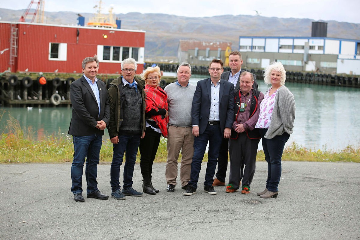 !Styremte i Btsfjord 19. september 2017. F.v. direktr Jan Olli, Mathis N. Eira, Marit Kirsten Anti Gaup, Erik Sundland, styreleder Raymond Robertsen, Runar Sjstad, Hartvik Hansen og Bente Haug. Foto Eirik Palm, FeFo.