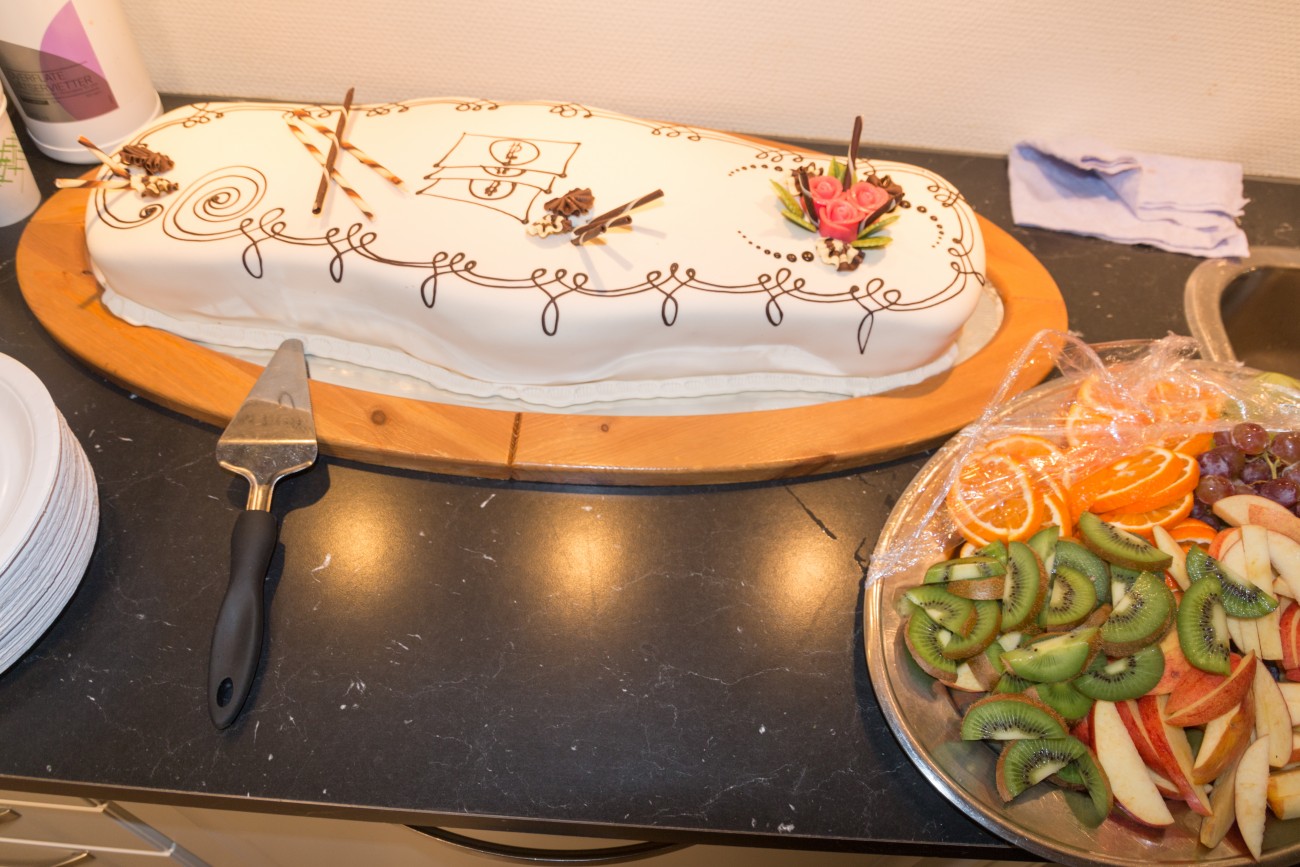 !Restaurant og matfag kastet seg rundt og ordnet kake p fredag slik at fylkestingets vedtak ble feiret. 