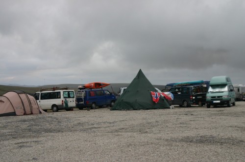 !Med dagens ordning og tillatelse er det utstrakt camping bde p parkeringsplassen og i terrenget rundt Nordkapp. (Foto: Privat) 