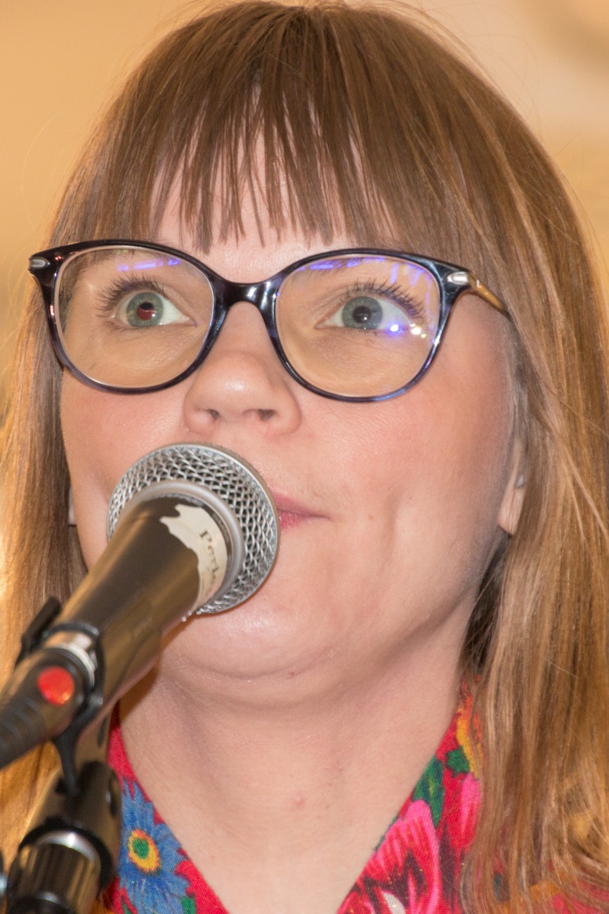 !Sara Marielle Gaup Beaska pnet utstillingen med en joik. Hun er n av dem som har konsert ved Perleporten Kulturhus fredag kveld. 