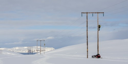 !Montrer fra Repvg Kraftlag i gang med i strekke fiber fra Vesterpollen til Reinelva. 