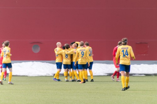 !Jubel etter at BIL scoret i Honningsvg 11. mai i r p Honningsvg stadion en kamp Bjrnvatn vant 3-4.