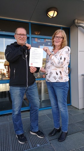 Tor Mikkola Senterpartiets ordfrerkandidat i Nordkapp holder frem Ordfrerlftet sammen med Marith Bakkevold, Fagforbundet.
