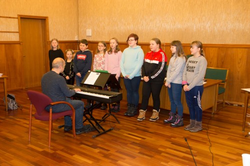 !Elever fra Nordkapp kulturskole startet mtet med sang.