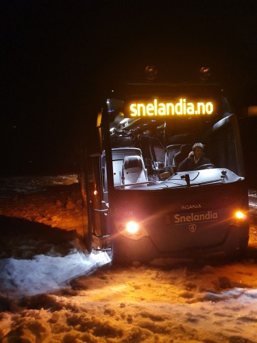 !Bilde er fra tirsdag kveld hvor bussen kjrte av veien i Sandvika, E69, mellom Repvg og Kfjord. Da ble 16 passsjerer 3 timer forsinket hjem.