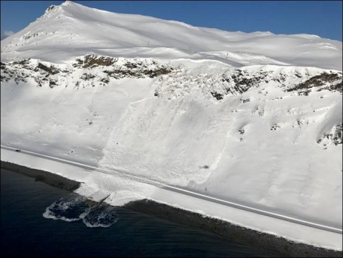!Snskred i Sarnes, 2018. Ved hjelp av radar kan man oppdage bevegelser i fjellsidene fr skredet nr veien, som igjen automatisk kan lukke bommene slik at ingen kommer inn i omrdet.