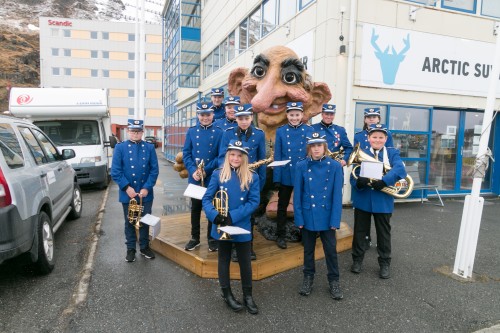 !Honningsvg skolekorps i sine nye uniformer