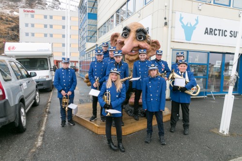 !Honningsvg skolekorps i sine nye uniformer, 17. mai 2020