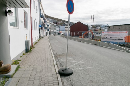 !Parkering forbudt p denne siden av vegen. 