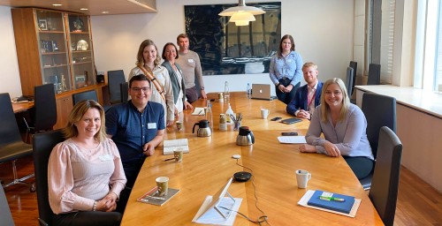 !Fra venstre p bildet: Christine B. Killie, gruppeleder Troms og Finnmark Hyre i fylkestinget, Benjamin Furuly, Marianne Haukland, stortingsrepresentant for Finnmark Hyre, Sirin Figenschou Hyen, Dan Nilsen, Sharon Fjellvang, Tony Christian Tiller og Tina Bru, olje- og energiminister. Foto: Troms og Finnmark Hyre.