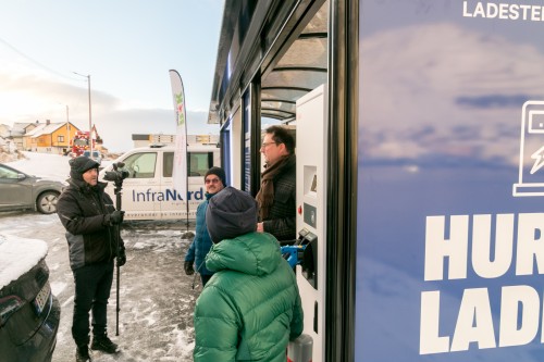 !Elverkssjef Oddbjrn Samuelsen holder hyspentbndet som ordfrer klippet av. 