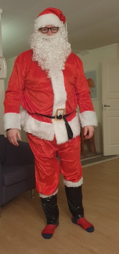 !Julenissen som beskte Lekehuset i Honningsvg. (Foto: Privat) 
