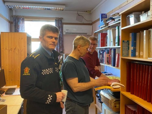 !ystein Mathiesen, Odd Johnsen og Kjell Andreassen leter i loddene etter vinnerne. 