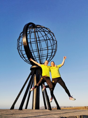!Gina Johansen og Stig Rune Samuelsen ved globusen p Nordkapp. 