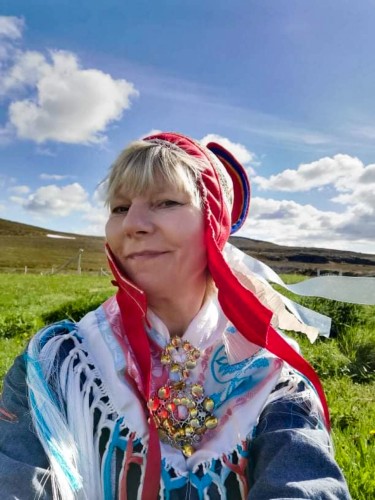 !Heidi Persen har laget de ti hornluene som stilles ut.