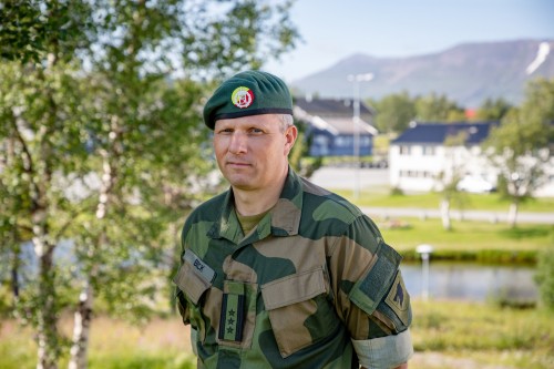 !Sjef Finnmark landforsvar: Tomas Beck er sjef for Finnmarklandforsvar. Skarpskytingsvelser er en svrt viktig arena for Forsvaret og Hren. velser som dette stiller store krav til sikkerheten og er viktig for hele systemet slik at avdelingene kjenner til prosedyrer og sikkerhetsbestemmelser.