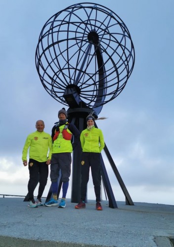 !Stig Rune Samuelsen, Simen Holvik og Gina Johansen p Nordkapp-platet. 