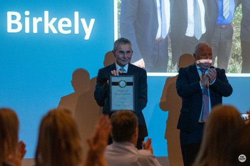 !Medalje til Helmer Birkely (tv) utdelt av blant annet fotballpresident Terje Svendsen. Foto: Frank Rune Isaksen, Frikant