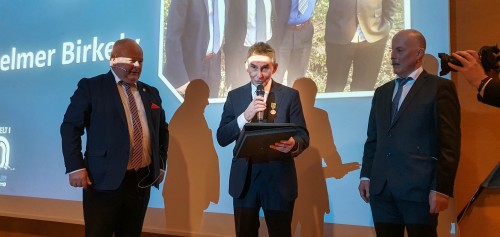 !Fra venstre fotballpresident Terje Svendsen, Helmer Birkely og kretsleder Torkjell Johnsen.