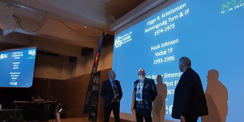 !Fra venstre: Viggo Bjarne Kristiansen p scenen samme med tidligere kretsleder Nils Roger Simensen og Hauk Johnsen.