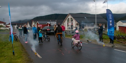 !Sykelistene ble mtt med fyrverkeri p mlstreken.