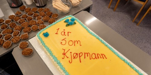 !Rema 1000 serverte kaker til kunder i forbindelse med jubileet. 