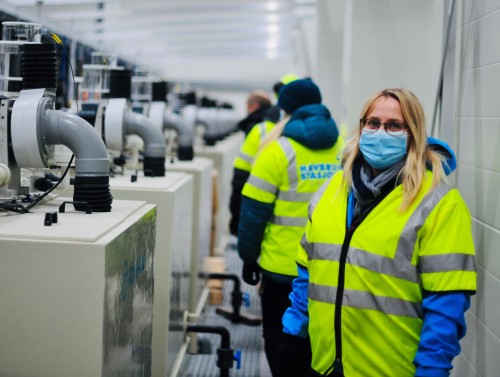 !Bildetekst: Fylkesrd for plan, nring og milj, Karin Eriksen (Sp), inne p Havbruksstasjonen i Troms. Bildet er tatt ved en annen anledning. Foto: Gunnar Davidsson/TFFK