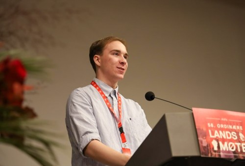 !Tobias Eriksen p talerstolen under AUFs landsmte 2022