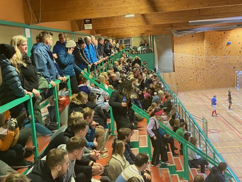 !Fulle tribuner i idrettshallen 2. juledag 2022. 