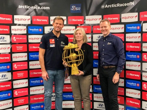 !fra venstre Arctic Race of Norway ambassadr, Thor Hushovd, Nordkapp-ordfrer Trudy Engen golder sammenlagt trofeet som deles ut p Nordkapp 20. august, og daglig leder i Knut Eirik Dybdal. 
