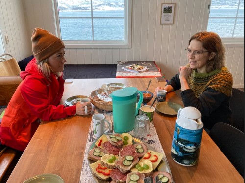 !En god samtale er viktig, bde for Sandra Borch (til venstre) og Lise Skreddernes. (Foto: Landbruks- og matdepartementet) 