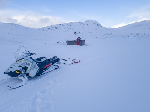 !Grillhytta og snskuter med sporsetter i Skipsfjorden. 