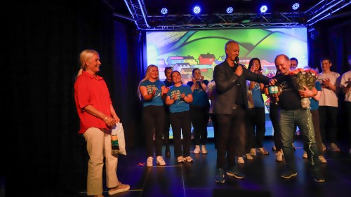 !Etter festforestillingen var det taler og gaveoverrekkelser. 