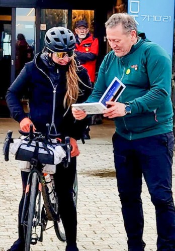 !Natalie fikk gave fra Nordkapp kommune, overrakt av varaordfrer Tor Mikkola. (Foto: Varaordfrers Facebbok-sider)