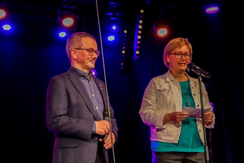 !Det var elverkssjef i Repvg Kraftlag Oddbjrn Samuelsen og leder av hovedutvalget Heidi Holmgren (Sp) som offentliggjorde hvem som fikk kulturprisen.