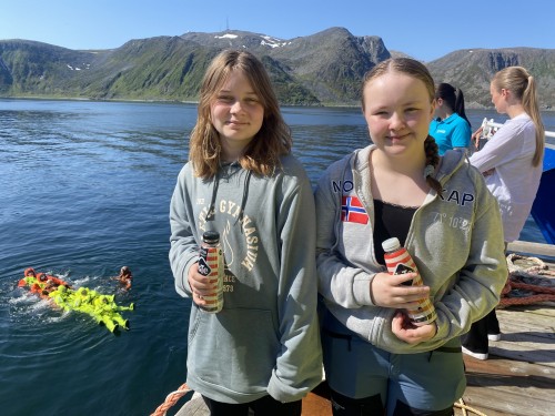 !Fra venstre: Andrea Iren Ofstad og Rebecca Skogvoll Jensen. (Foto: Christine Gamst Vitikka, Nordkappregionen Nringshage)
