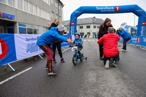 !Liv Ulriksen med ryggen til deler ut medaljer til barna.