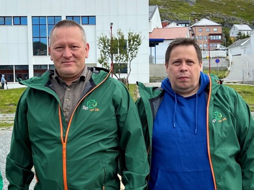 !Nordkapp SenterpartiTor Mikkola, varaordfrer og ordfrerkandidat,Fred Johansen, leder for utvalget HRO og 3.kandidat