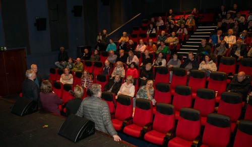 !Over 70 personer var møtte fram til filmvisning og debatt torsdag kveld.