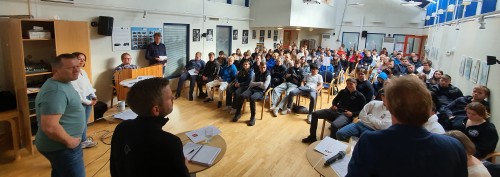 !Det var stort frammte i atriet ved den videregende skolen p fredag formiddag. 