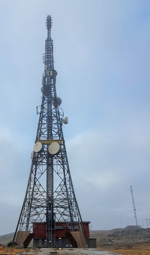 !Honningsvgfjell. I forgrunnen Eifeltrnet som i gamle dager ble drevet av Norkring og bakgrunnen lille masta som i gamle dager ble drevet av Televerket. N eier Telenor Towers begge mastene.