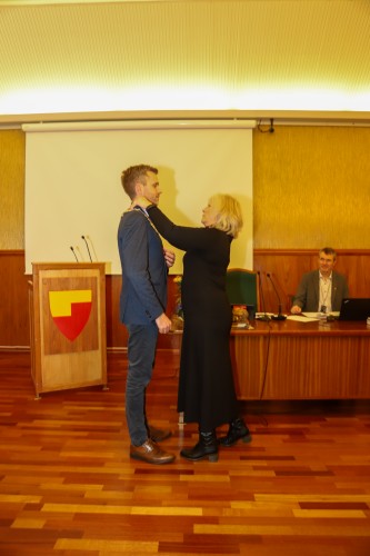 !Trudy Engen overlevere ordfrerkjedet til Jan Morten Hansen etter at ordfreren var valgt.