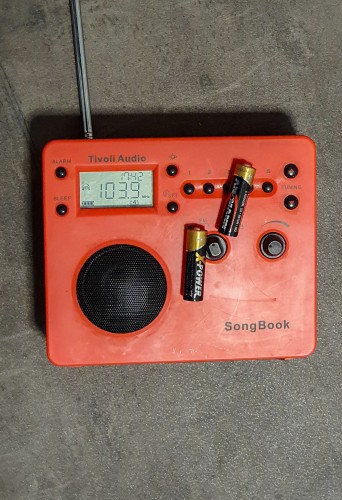 !FM-radio med batteri. (Illustrasjonsfoto) 