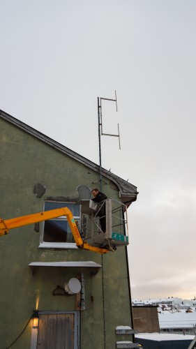 !Jan-Martin Øvervold i liften til Arctic Elektro fikk antenne tilbake i rett senderposisjon.