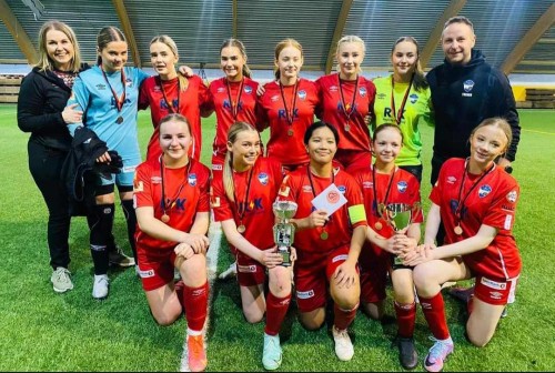 !Trenerne Tom-Arne og Kristine Riise er utrolig stolte av prestasjon til jentene. verste rekke fra venstre: Kristine Riise, Andrea Hyen, Alice Tauselv, Bertine Riise, Malin Bakke, Sofie Samuelsen, Emie Riise, Tom-Arne Riise. Nede fra venstre: Henriette Olsen, Ninni Markussen, Aryana Lastimosa, Jule Rismo og Aile Gaup. (Foto: Fotballgruppa) 