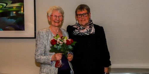 !Etter mange r som sekretr takket Wenche Andersen (tv) nei til gjenvalg. Styreleder Elisabeth Bjnnes Hansen overrakte blomster som takk for innsatsen.