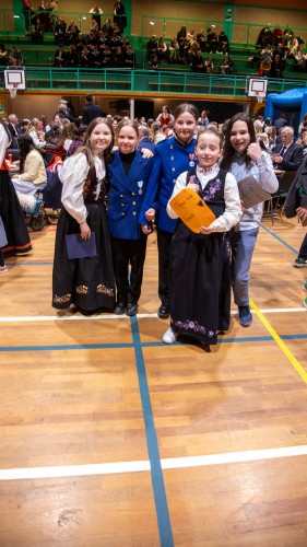 !Elevene som holdt talen Kristoffer Kraske, Elethe Sandmo, Martine Wagelid, Anniken Jensen og Nora Pettersen.